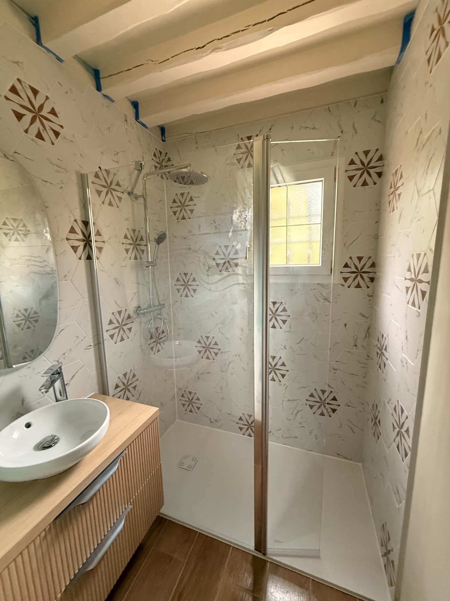 Rénovation salle de bain avec douche et meuble vasque